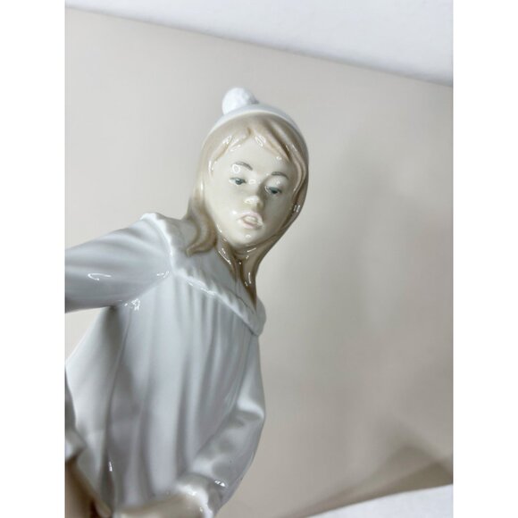 Retired VTG Lladro NAO 11.5" Porcelain Demure Brunette Girl In Nightgown EUC - Picture 3 of 7